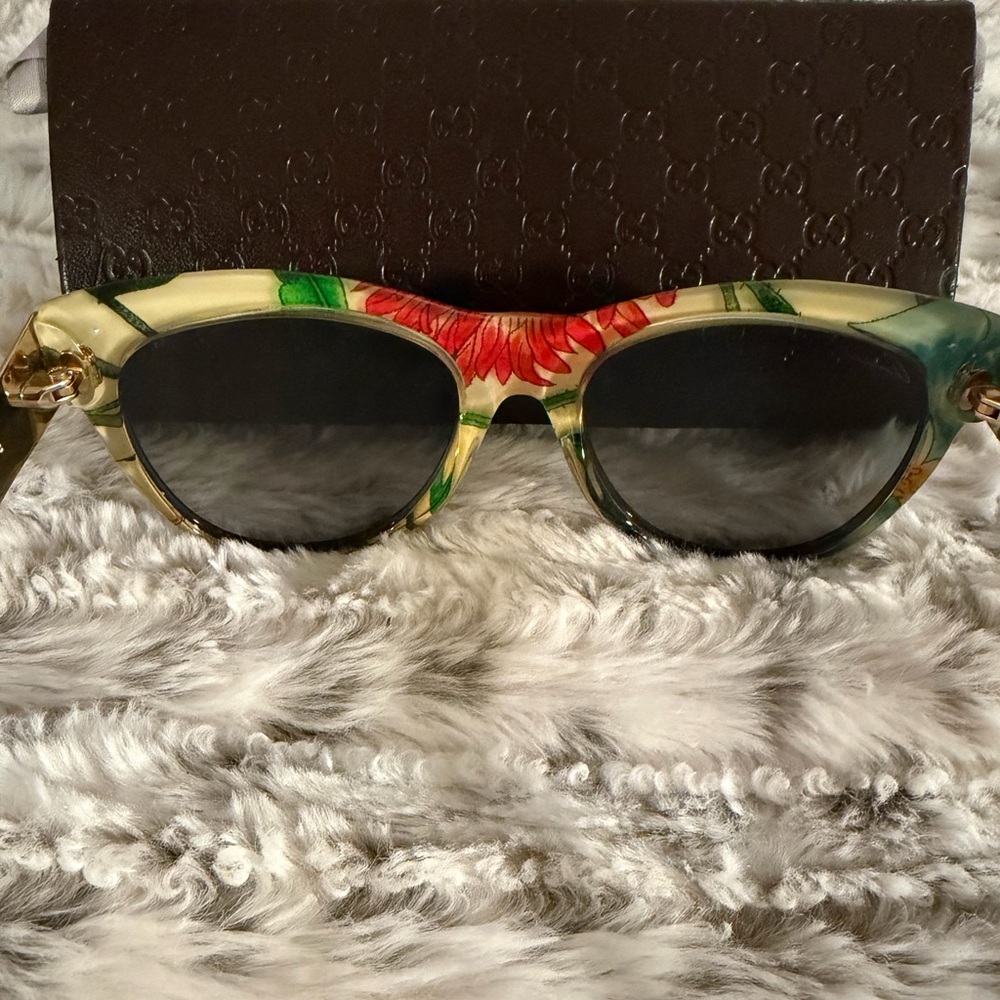 Gucci Black and Floral Cateye Sunglasses - Picture 2 of 13